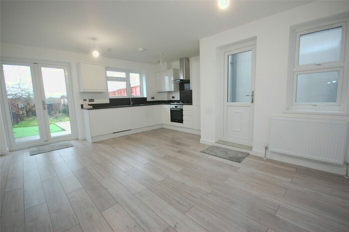 2 Bedroom Parking/garage To Rent In Beaconsfield Road, London, N11