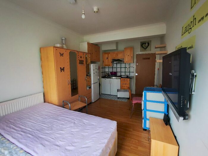 Studio To Rent In Seven Sisters Road, London, N15
