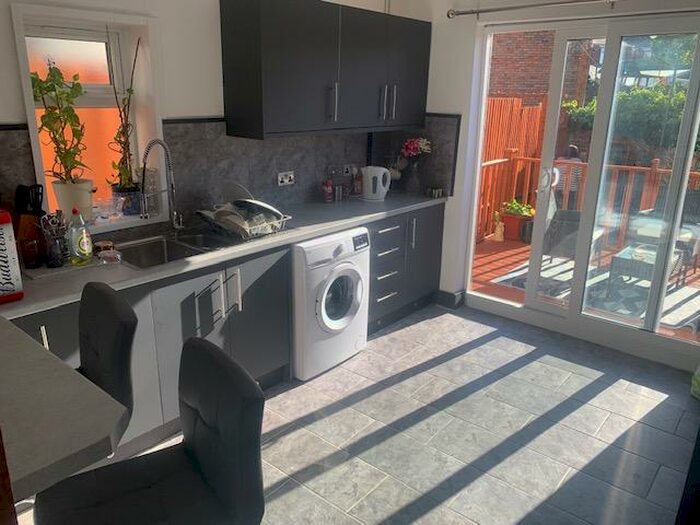 4 Bedroom House To Rent In Corporation Road, Cardiff, CF11