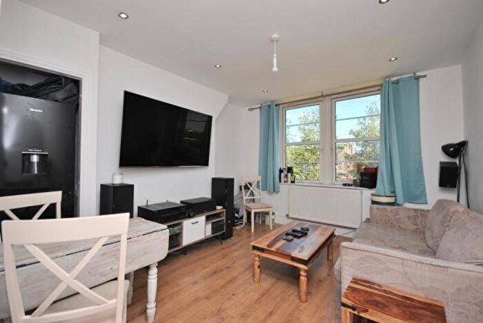 2 Bedroom Flat To Rent In Kinglake Estate, London, SE17