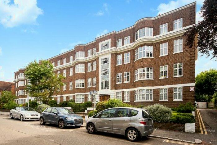 3 Bedroom Flat To Rent In The Downs, London, SW20