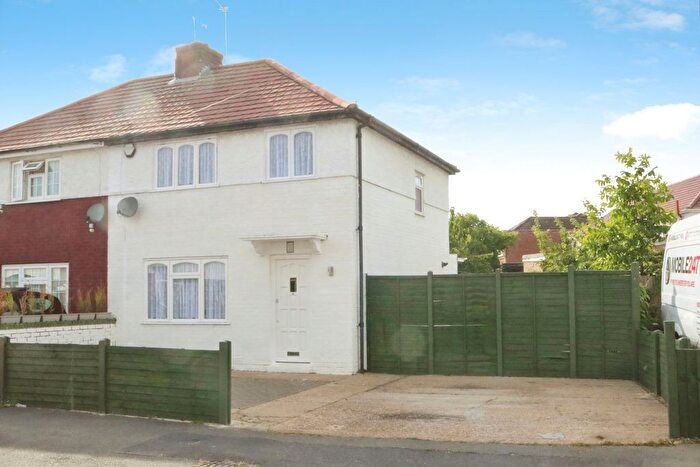 3 Bedroom Semi Detached House For Sale In Beresford Avenue, Slough, SL2