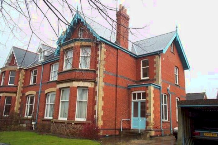 2 Bedroom Flat To Rent In Leckhampton, GL53