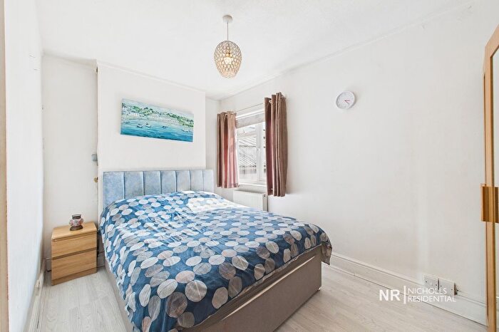 1 Bedroom Flat For Sale In Cheam Common Road, Worcester Park, Surrey., KT4