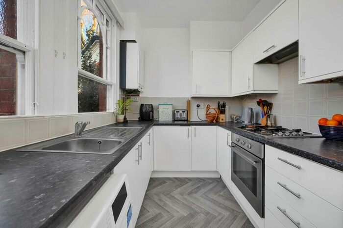 2 Bedroom Flat To Rent In Stapleton Hall Road, London, N4