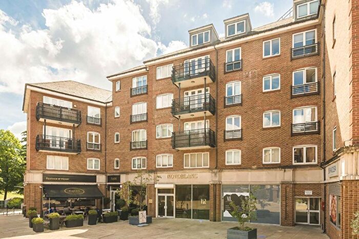 3 Bedroom Flat For Sale In High Street, Brentford, TW8