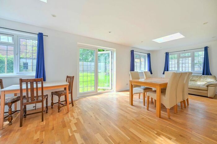 6 Bedroom Detached House To Rent In Aldershot Road, Guildford, Guildford, GU2