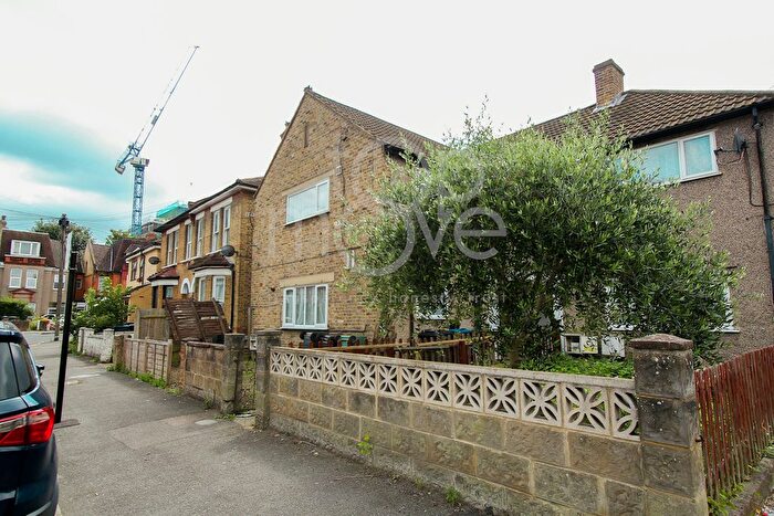 3 Bedroom Maisonette To Rent In Broadgreen Avenue, Croydon, CR0