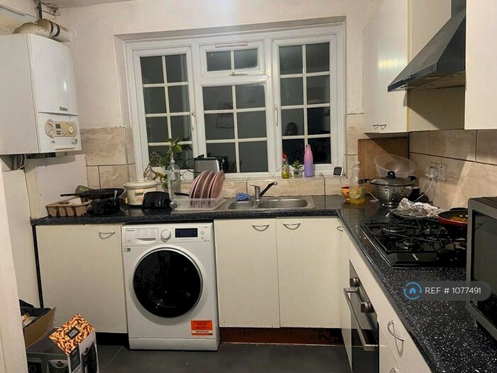2 Bedroom Flat To Rent In Dean Court, Surbiton, KT5