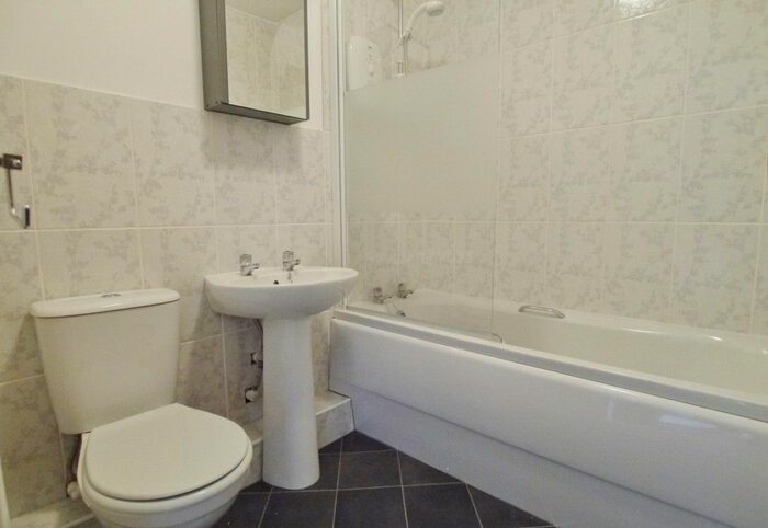 1 Bedroom Flat To Rent In Abbotsbury Court, Horsham, West Sussex, RH13