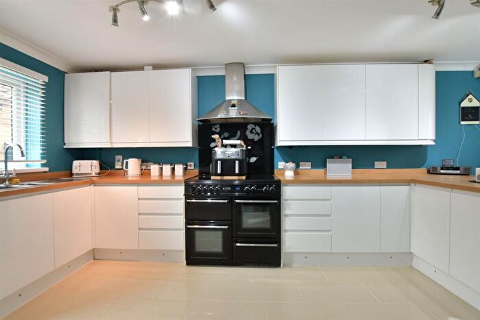 4 Bedroom Detached House For Sale In Woodberry Road, Wickford, Essex, SS11