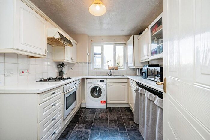 3 Bedroom Detached House For Sale In Dulverton Drive, Furzton, Milton Keynes, MK4