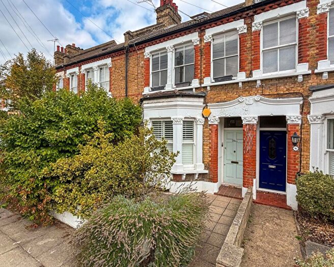 2 Bedroom Flat To Rent In Effingham Road, London, SE12