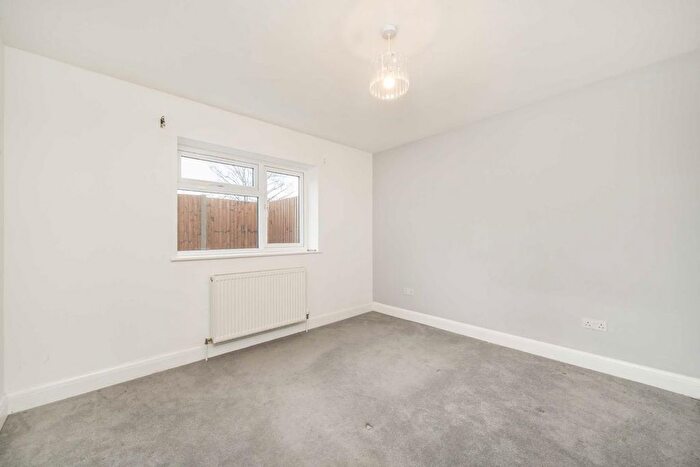 3 Bedroom Flat To Rent In Saxon Drive, London, W3