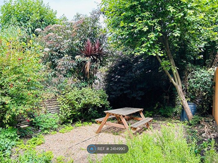 2 Bedroom Flat To Rent In Harts Lane, London, SE14