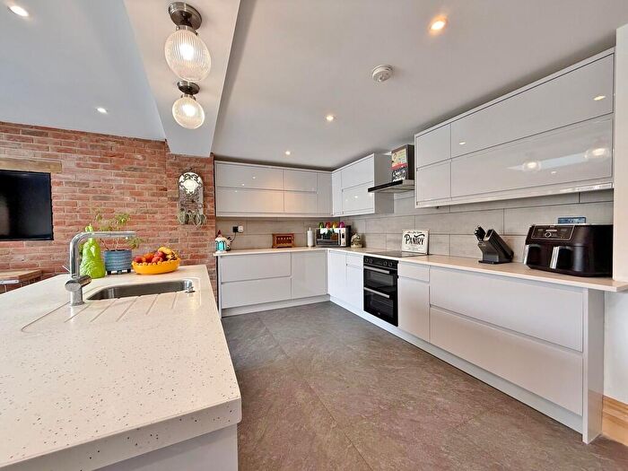 4 Bedroom End Of Terrace House For Sale In Colwell Road, Cosham, PO6