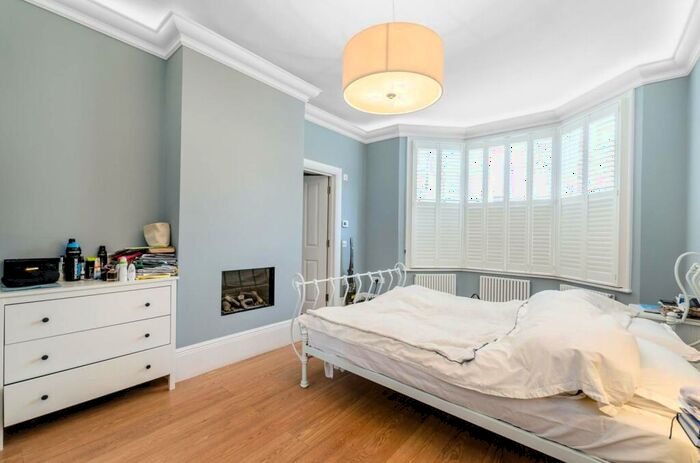 3 Bedroom Flat To Rent In Vale Of Health, Hampstead, London, NW3