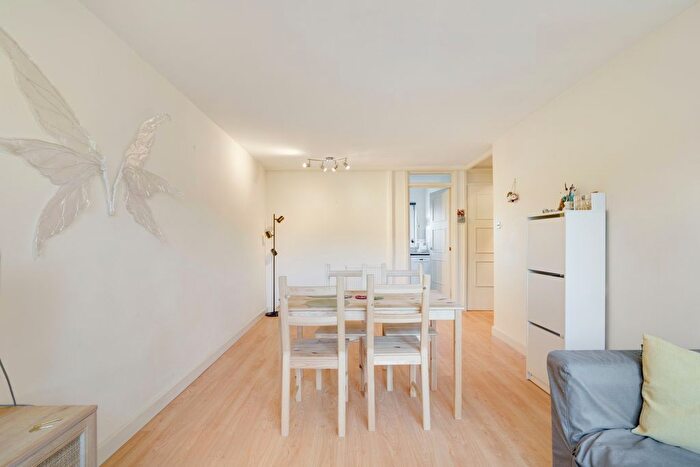 1 Bedroom Flat For Sale In Bartholomew Close, Wandsworth, SW18
