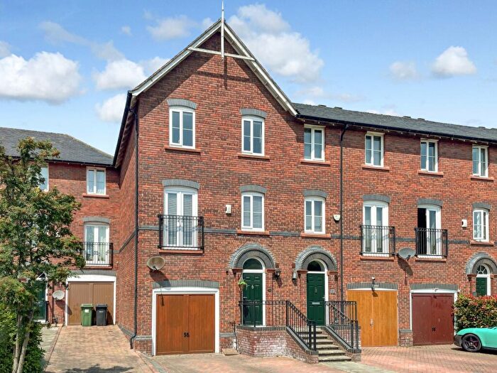 3 Bedroom Town House For Sale In Walls Avenue, Chester, CH1