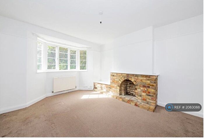 2 Bedroom Flat To Rent In Amblecote Road, London, SE12