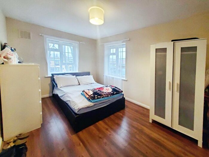 2 Bedroom Apartment For Sale In Prince Regent Lane, London, E13