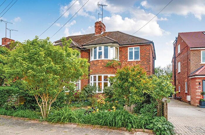3 Bedroom Semi Detached House For Sale In Walmington Fold, Woodside Park, N12