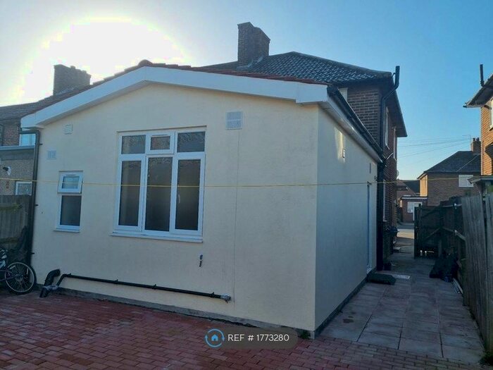 Studio To Rent In Middleton Road, Carshalton, SM5