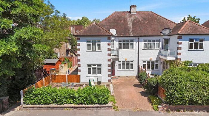 3 Bedroom Maisonette For Sale In Beechwood Park, South Woodford, E18