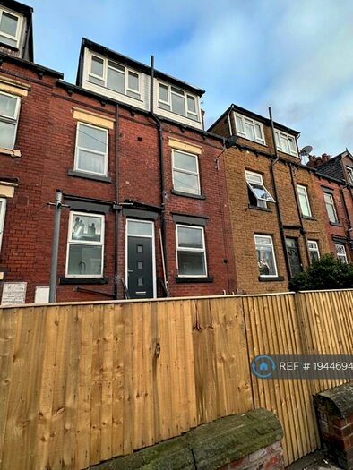5 Bedroom Terraced House To Rent In Parkfield Mount, Leeds, LS11