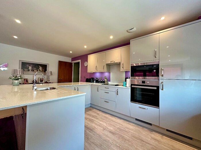 2 Bedroom Flat For Sale In High Street North, Poole, Dorset, BH15