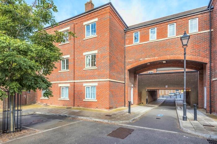 2 Bedroom Flat To Rent In Fairford Leys, Aylesbury, HP19