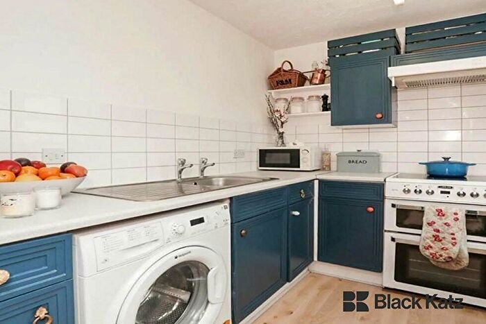 1 Bedroom Flat To Rent In Lowry Court - Stubbs Drive, Bermondsey, SE16