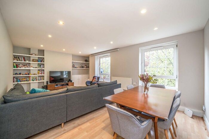 3 Bedroom Flat For Sale In Stockwell Gardens, Clapham, SW9