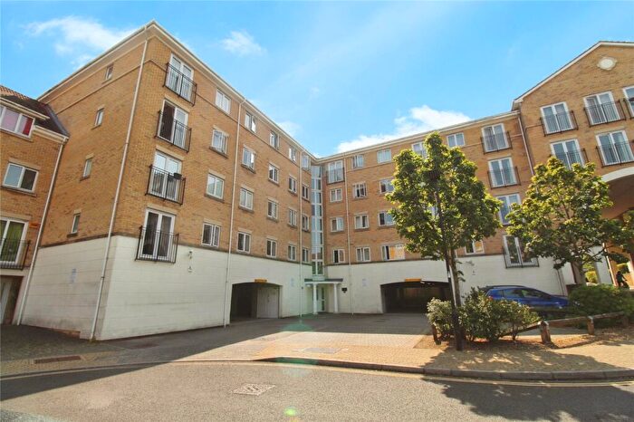 2 Bedroom Flat For Sale In The Dell, Southampton, Hampshire, SO15