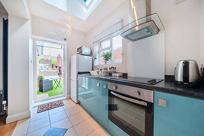 Studio To Rent In Heath Rise, Bromley, BR2