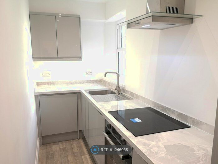 2 Bedroom Flat To Rent In Gerston Place, Paignton, TQ3