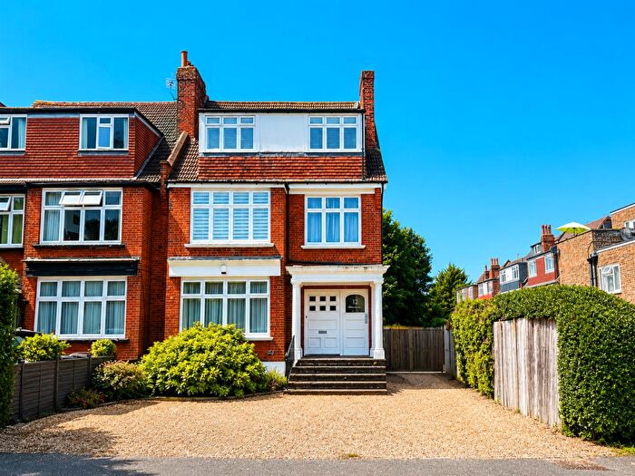 3 Bedroom Flat For Sale In Albion Road, South Sutton, SM2