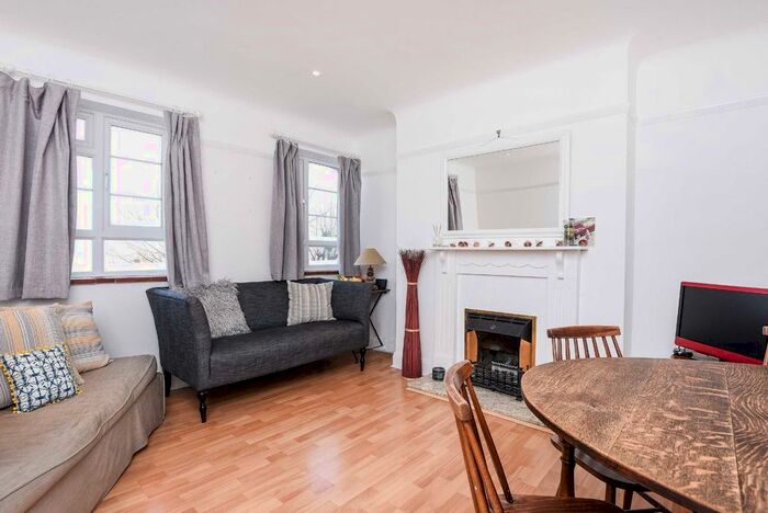 3 Bedroom Flat To Rent In Burntwood Lane, London SW17