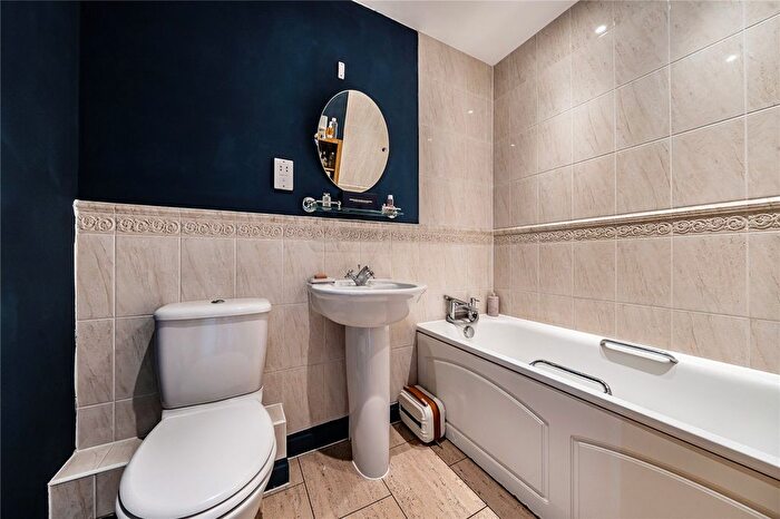 3 Bedroom End Of Terrace House For Sale In Abbey Drive, Dartford, Kent, DA2