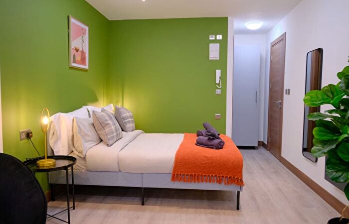 1 Bedroom Studio To Rent In Woodstock Rd, London, NW11