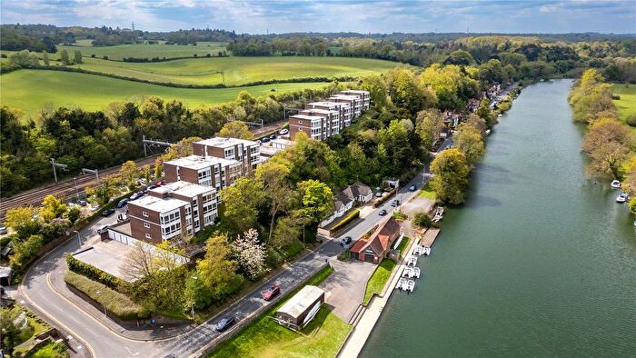 2 Bedroom Flat For Sale In Shooters Hill, Pangbourne, Reading, Berkshire, RG8