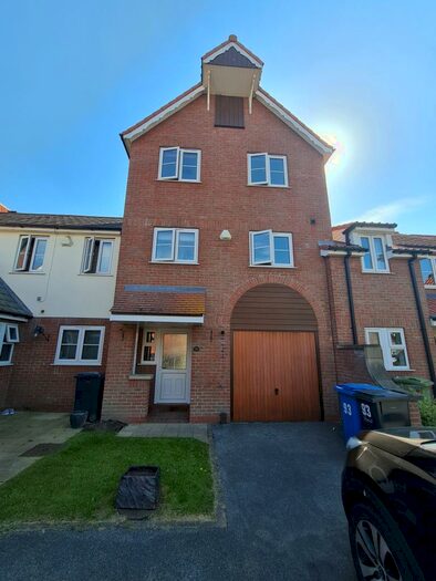 4 Bedroom Town House To Rent In Park Lane, LN1