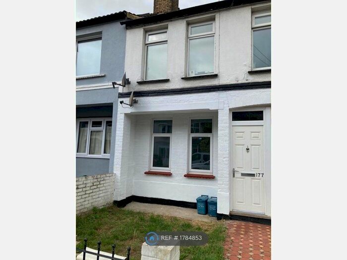 2 Bedroom Flat To Rent In Hildaville Drive, Southend On Sea, SS0
