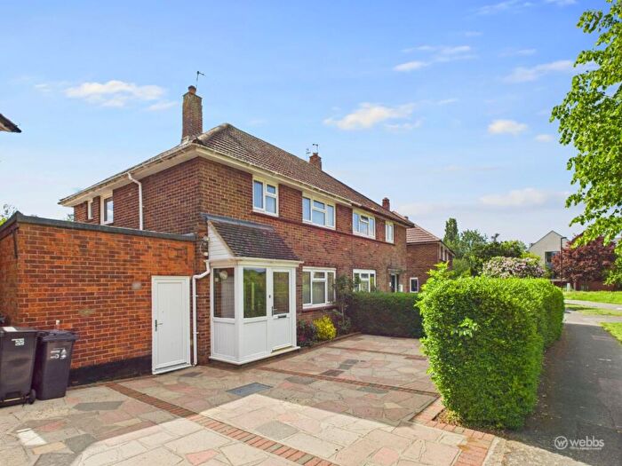3 Bedroom Semi-Detached House For Sale In Milne Park West, Croydon, CR0