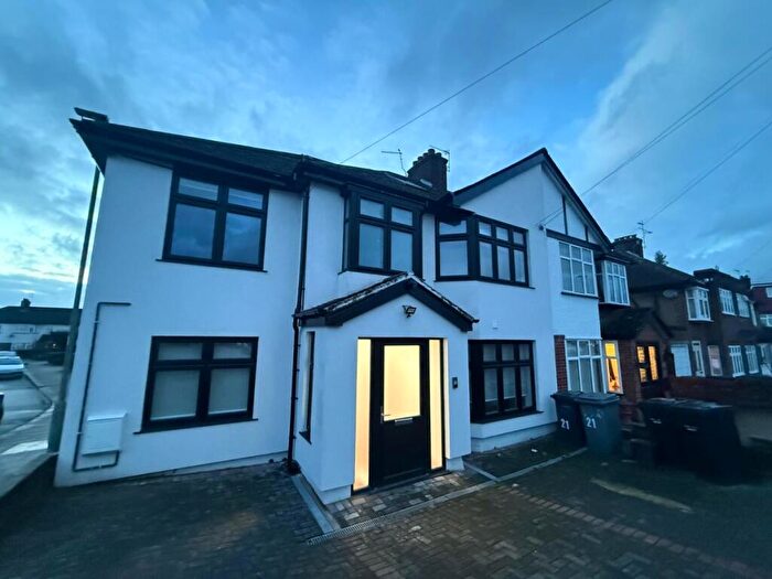 3 Bedroom Flat To Rent In Alders Road, Edgware, HA8