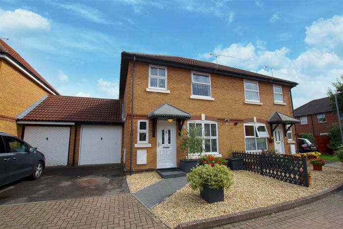 3 Bedroom Semi-Detached House To Rent In Wayside Close, Raybrook Park, Swindon, SN2