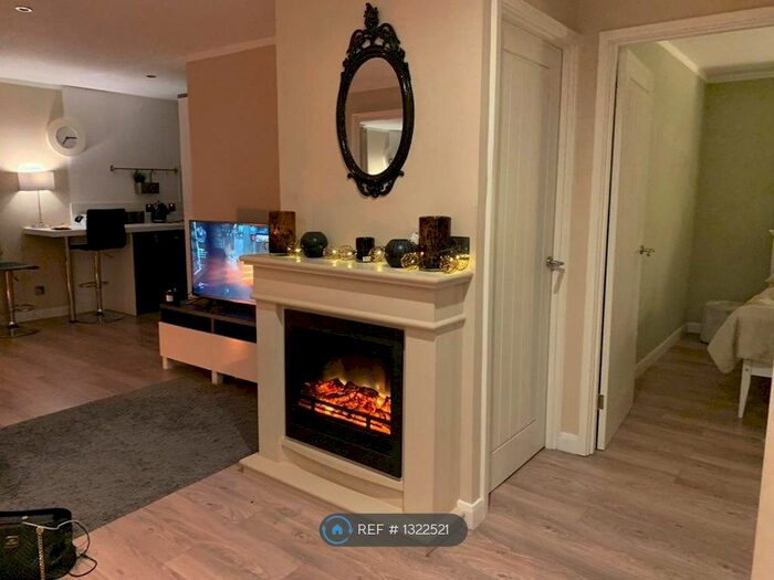 2 Bedroom Flat To Rent In Winter Lodge, London SE16