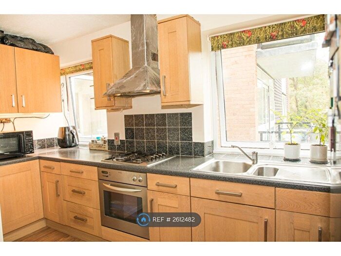 2 Bedroom Flat To Rent In West End Lane, Stoke Poges, Slough, SL2