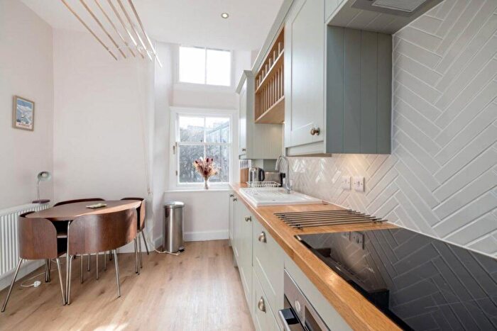 2 Bedroom Flat To Rent In Henderson Row, Stockbridge, Edinburgh, EH3