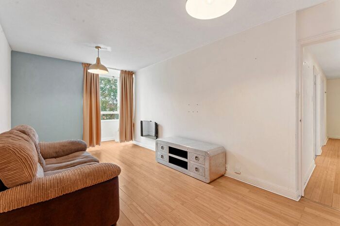 2 Bedroom Flat For Sale In Bramlands Close, London, SW11